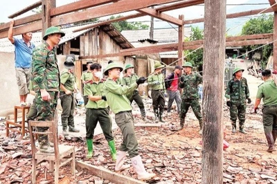 Cán bộ, chiến sĩ các đơn vị Công an tỉnh Bắc Kạn (cũ) hỗ trợ các hộ dân khắc phục hậu quả mưa lũ, ngày 22/5/2025. (Ảnh: NAM PHONG)