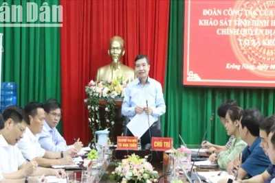 Chủ tịch Ủy ban nhân dân tỉnh Đắk Lắk Tạ Anh Tuấn phát biểu tại buổi làm việc với Ủy ban nhân dân xã Krông Năng.