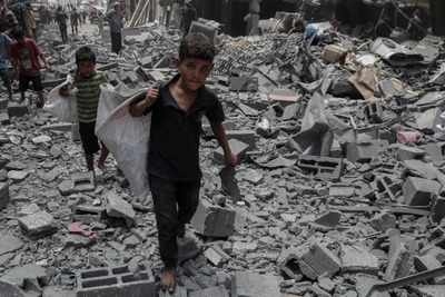 Cảnh đổ nát sau cuộc không kích của Israel xuống phía tây thành phố Gaza (Ảnh: TÂN HOA XÃ)