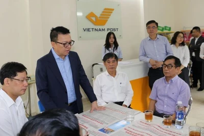 Tổng Biên tập Báo Nhân Dân Lê Quốc Minh trao đổi với người dân địa phương về ý nghĩa của phụ trương công bố dự thảo các văn kiện trình Đại hội XIV do Báo Nhân Dân phát hành.