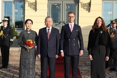 Tổng thống Cộng hòa Phần Lan Alexander Stubb và Phu nhân chủ trì Lễ đón chính thức Tổng Bí thư Tô Lâm và Phu nhân thăm chính thức Cộng hòa Phần Lan. (Ảnh: TTXVN)