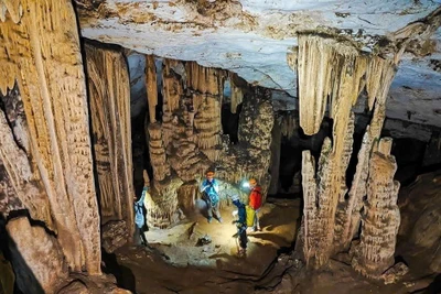 Du khách khám phá hang động tại vùng Công viên địa chất toàn cầu UNESCO Lạng Sơn. (Ảnh: VIETNAM EXPEDITIONS)