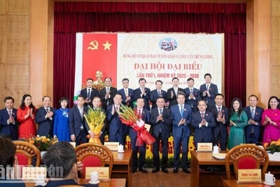 Đồng chí Trần Cẩm Tú và đồng chí Nguyễn Trọng Nghĩa chúc mừng Ban Chấp hành Đảng bộ cơ quan Ban Tuyên giáo và Dân vận Trung ương nhiệm kỳ 2025-2030. (Ảnh: SƠN TÙNG)