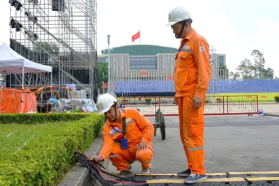 Kiểm tra việc bảo đảm cấp điện phục vụ các sự kiện chính trị quan trọng tại Hà Nội. (Ảnh: Việt Anh/Icon.com.vn)