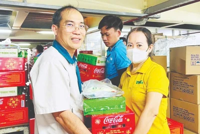 Chủ tịch Công đoàn Công ty cổ phần TKG Taekwang Vina Đinh Sỹ Phúc trao quà cho công nhân.