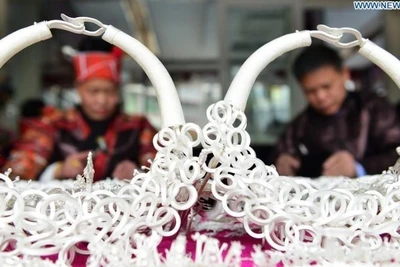 Các thợ thủ công chế tác trang sức bạc tại một cửa hàng bạc ở tỉnh Quý Châu, tây nam Trung Quốc. (Ảnh: Xinhua)