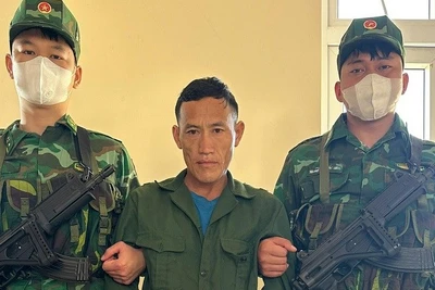 Đối tượng Mùa A Chà (ở giữa) khi bị lực lượng chức năng bắt giữ cùng tang vật. (Ảnh: ANH DŨNG)