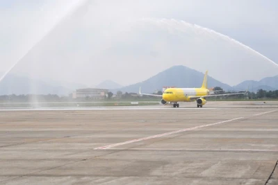 Nghi thức phun vòi rồng (Water salute) chào đón chiếc máy bay đầu tiên do Vietravel Airlines sở hữu.