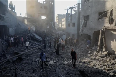 Cảnh tàn phá sau cuộc không kích của Israel tại Gaza. (Ảnh: THX/TTXVN)