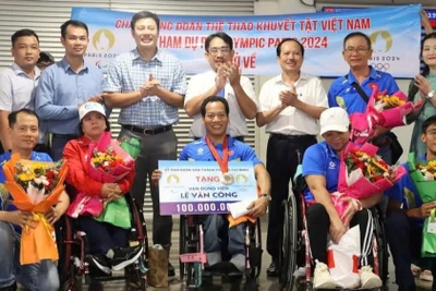 Lãnh đạo Sở Văn hóa và Thể thao Thành phố Hồ Chí Minh đón lực sĩ Lê Văn Công đoạt Huy chương đồng Paralympic Paris 2024.