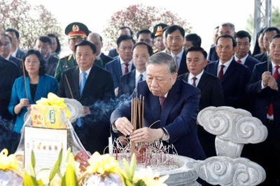 Tổng Bí thư Tô Lâm và đoàn công tác Trung ương dâng hoa, dâng hương tưởng niệm Tổng Bí thư Trần Phú tại Hà Tĩnh. (Ảnh: Thống Nhất/TTXVN)