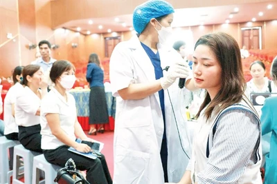 Liên đoàn Lao động thành phố Hà Nội tổ chức khám sức khỏe cho công nhân, lao động nhân Tháng Công nhân 2025. (Ảnh: NGUYỄN HẢI)