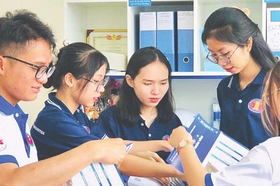 Sinh viên Trường đại học Khoa học xã hội và nhân văn Thành phố Hồ Chí Minh thực hành nghiên cứu khoa học.