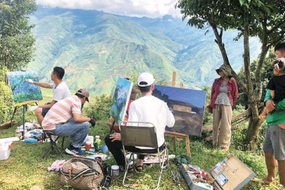 Một buổi sáng tác ngoài trời của nhóm họa sĩ với sự tham gia của người dân địa phương.