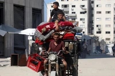 Người dân Palestine sơ tán tránh xung đột tại Gaza. (Ảnh: THX/TTXVN)
