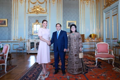 Thủ tướng Phạm Minh Chính và Phu nhân Lê Thị Bích Trân chào xã giao Công chúa Kế vị Victoria Ingrid Alice Désirée. (Ảnh: TTXVN)