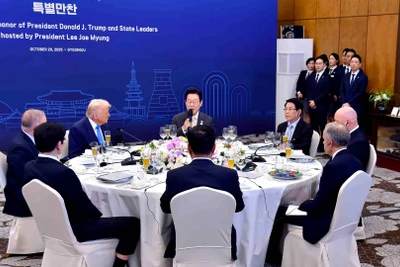 Chủ tịch nước Lương Cường dự tiệc tối chào mừng các nhà lãnh đạo APEC.