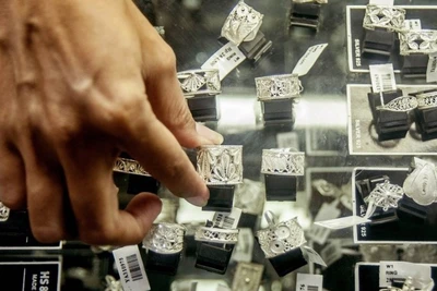 Các món trang sức bạc được trưng bày tại một tiệm vàng bạc ở Indonesia. (Ảnh: Tân Hoa xã)