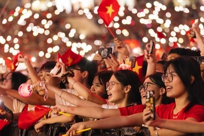 Đêm nhạc trở thành bản hòa ca của niềm tự hào dân tộc. (Ảnh: PHƯƠNG ANH)