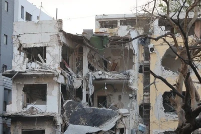 Tòa nhà tại Tel Aviv (Israel) bị hư hại sau cuộc tấn công bằng tên lửa của Iran. (Ảnh: THX/TTXVN)