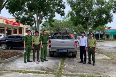 Buổi giao nhận cá thể khỉ mốc cho Trung tâm Du lịch và bảo tồn sinh vật Hoàng Liên chăm sóc, bảo vệ trước khi thả về môi trường tự nhiên.