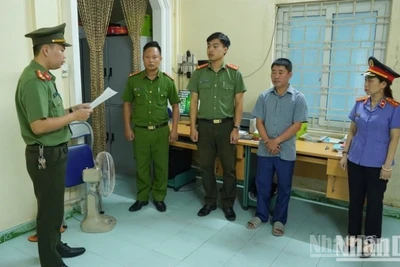 Cơ quan An ninh điều tra thi hành quyết định khởi tố bị can và lệnh bắt tạm giam đối với Nguyễn Khương Hoàng về tội “Trốn thuế”.