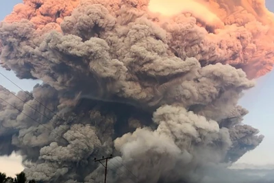 Quang cảnh núi lửa Lewotobi Laki-Laki trên đảo Flores, Indonesia, phun trào. (Ảnh: THX/TTXVN)