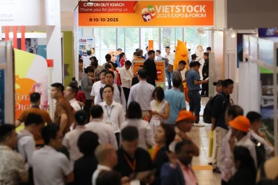 Đông đảo khách tham quan tham dự triển lãm Vietstock 2024.