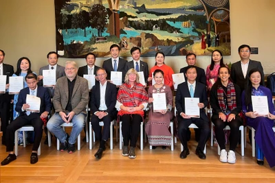 Đại diện Đại học Uppsala trao chứng chỉ cho các học viên.