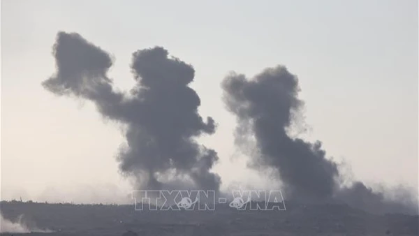 Khói bốc lên sau các cuộc không kích của Israel xuống Dải Gaza ngày 16/9/2025. (Ảnh tư liệu: THX/TTXVN)