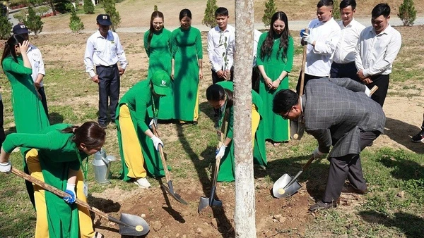 Tập thể cán bộ, người lao động Tổng Công ty Thương mại và Xây dựng số 6 trồng cây hưởng ứng chương trình “No6 Green - giữ mãi màu xanh vùng đất lịch sử Điện Biên Phủ”.