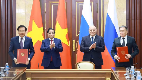 Thủ tướng Phạm Minh Chính và Thủ tướng Liên bang Nga Mikhail Mishustin chứng kiến Lễ ký kết Hiệp định về hợp tác xây dựng Nhà máy điện hạt nhân trên lãnh thổ Việt Nam. (Ảnh: Dương Giang/TTXVN)