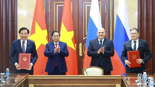 Thủ tướng Phạm Minh Chính và Thủ tướng Liên bang Nga Mikhail Mishustin chứng kiến Lễ ký kết Hiệp định về hợp tác xây dựng Nhà máy điện hạt nhân trên lãnh thổ Việt Nam. (Ảnh: Dương Giang/TTXVN)