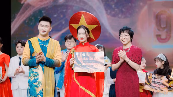 MC nhí Gia Hân đăng quang mùa 1, bên cạnh Nhà báo Hoàng Anh và MC Thảo Vân. (Ảnh: Ban tổ chức)
