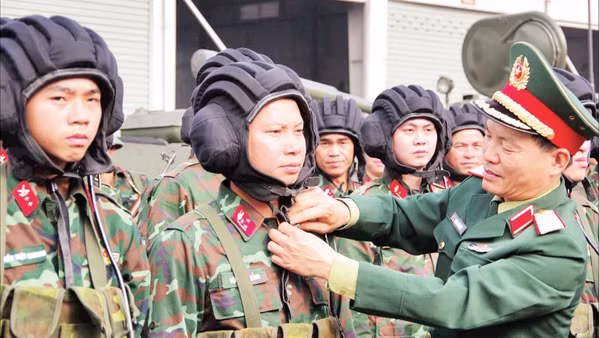 Kiểm tra tác phong trực sẵn sàng chiến đấu của cán bộ, chiến sĩ các kíp xe tăng Lữ đoàn 405, Quân khu 3. (Ảnh: QUANG KHÁNH)