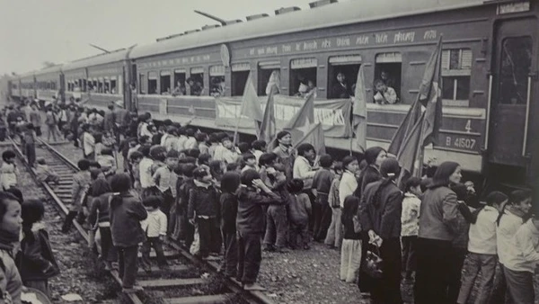 Hưởng ứng phong trào lao động xây dựng đất nước, hàng nghìn người dân lên đường đi xây dựng vùng kinh tế. (Ảnh: TTXVN)