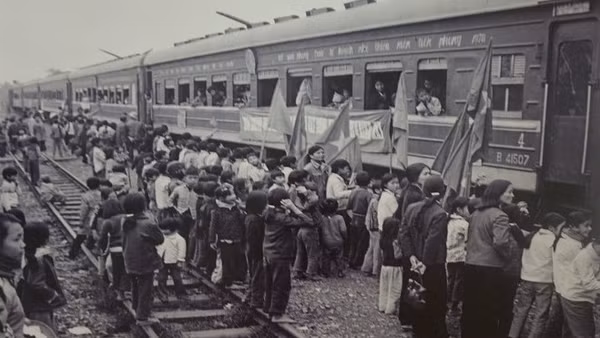 Hưởng ứng phong trào lao động xây dựng đất nước, hàng nghìn người dân lên đường đi xây dựng vùng kinh tế. (Ảnh: TTXVN)