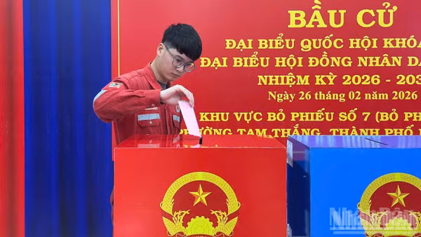 Cử tri bỏ phiếu tại khu vực bỏ phiếu sớm số 7, bầu đại biểu Quốc hội khóa XVI và đại biểu Hội đồng nhân dân các cấp nhiệm kỳ 2026-2031, ngày 26/2/2026, tại phường Tam Thắng, Thành phố Hồ Chí Minh. (Ảnh: HẢI CHÍNH)