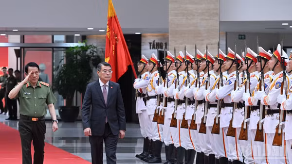 Thủ tướng Lê Minh Hưng duyệt đội danh dự. 