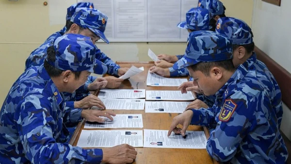 Cử tri Tàu CSB 6008 nghiên cứu tiểu sử, chương trình hành động của các ứng cử viên. (Ảnh: ĐÌNH THÌN)