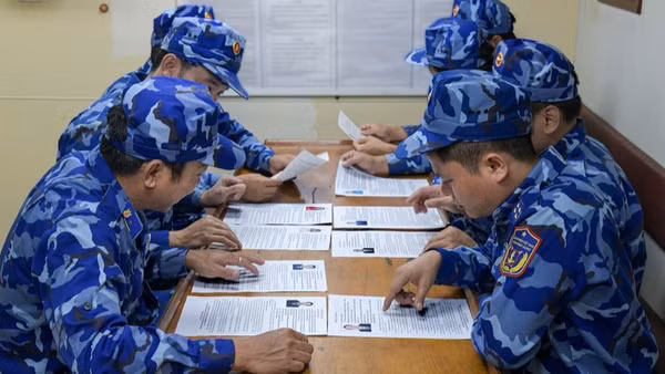 Cử tri Tàu CSB 6008 nghiên cứu tiểu sử, chương trình hành động của các ứng cử viên. (Ảnh: ĐÌNH THÌN)