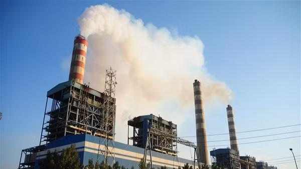 Khí thải phát ra từ một nhà máy điện ở tỉnh Wasit, Iraq. (Ảnh: THX/TTXVN)