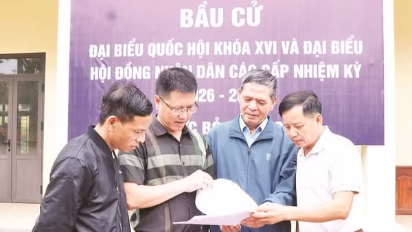 Rà soát danh sách cử tri được niêm yết công khai tại Nhà văn hóa tổ dân phố Dương Sơn, phường Tam Sơn, tỉnh Bắc Ninh. (Ảnh: AN TRÂN)