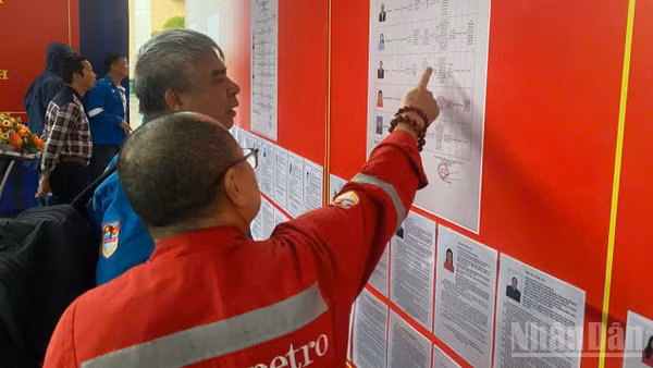 Cử tri tại khu vực bỏ phiếu sớm số 7, bầu đại biểu Quốc hội khóa XVI và đại biểu Hội đồng nhân dân các cấp nhiệm kỳ 2026-2031, ngày 26/2/2026, tại phường Tam Thắng, Thành phố Hồ Chí Minh. (Ảnh: HẢI CHÍNH)