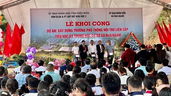 Đại diện lãnh đạo Ban Quản lý dự án và phát triển quỹ đất khu vực 2, lãnh đạo xã Núa Ngam trao quà, cảm ơn 3 gia đình đã tự nguyện hiến đất góp phần vào mặt bằng để xây dựng Trường liên cấp xã Núa Ngam.