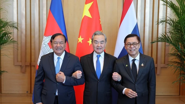 Từ trái qua phải: Bộ trưởng Ngoại giao Campuchia Prak Sokhonn, Bộ trưởng Ngoại giao Trung Quốc Vương Nghị, Bộ trưởng Ngoại giao Thái Lan Sihasak Phuangketkeow. (Ảnh: Bộ Ngoại giao Trung Quốc)