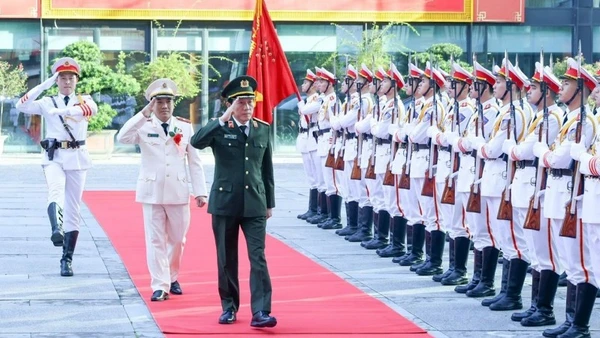 Bộ trưởng Lương Tam Quang duyệt đội danh dự lực lượng Viễn thông và cơ yếu Công an nhân dân. (Ảnh: cand.com.vn)