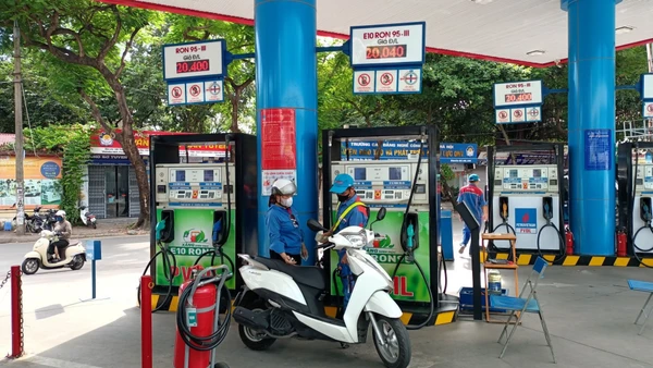Khách hàng mua xăng tại cửa hàng xăng dầu trên phố Thái Thịnh (Hà Nội).