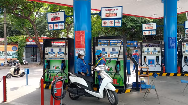 Khách hàng mua xăng tại cửa hàng xăng dầu trên phố Thái Thịnh (Hà Nội).