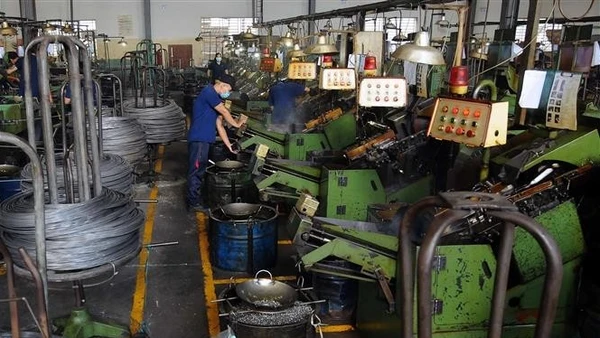 Trong ảnh: Dây chuyền sản xuất ốc vít tại nhà máy Công ty cổ phần sản xuất thương mại Vĩ Nam Việt. (Ảnh: An Hiếu - TTXVN)